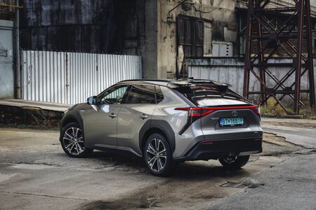Toyota prináša elektrické bZ4X s rýchlejším nabíjaním a väčším pohodlím